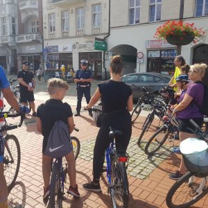 policjant ruchu drogowego i rowarzyści