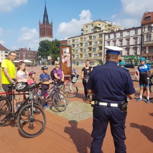 policjant ruchu drogowego i rowerzyści