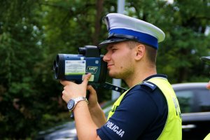 policjant dokonujący pomiaru prędkości