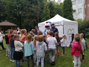 policjanci, maskotka policyjna i dzieci