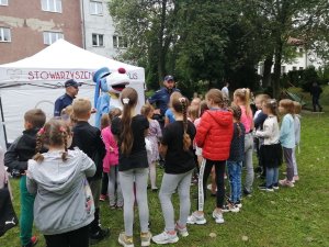 policjanci rozmawiają z dziećmi na festynie