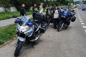 motocykl policyjny i kontrola motocykli na drodze