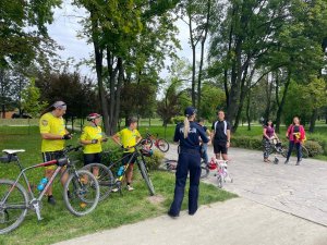 Policjantka w parku z rowarzystami