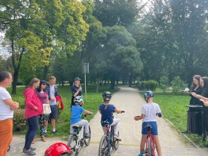 dzieci przygotowują się do startu wyścigu rowerowego