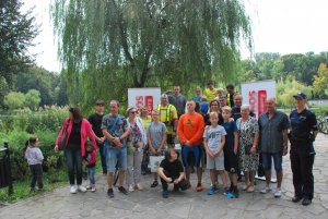 zdjęcie uczestników imprezy z policjantką