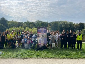 zdjęcie grupowe uczestników wyścigów rowerowych z policjantami