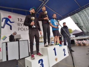 Zwycięzcy VI Półmaratonu Służb Mundurowych na podium i I Zastępca Komendanta Miejskiego Policji w Bytomiu