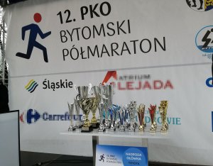 Puchary do wręczenia w 12.PKO Bytomskim Pólmaratonie