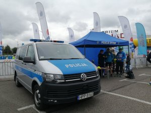 Radiowóz i pawilon policyjny na półmaratonie