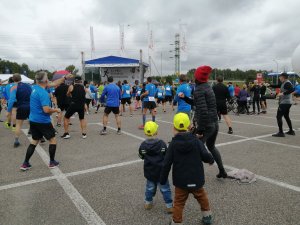 dzieci w czapeczkach odblaskowych podczas półmaratonu