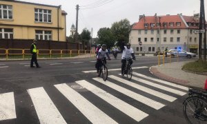 policjant zabezpiecza trasę przejazdu rajdu