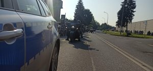 radiowóz zabezpiecza przejazd parady motocykli