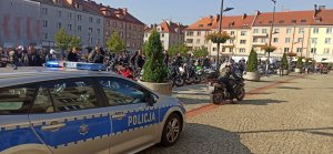 policjanci w radiowozie zabezpieczają zlot motocyklistów