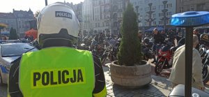 policjant ruchu drogowego zabezpiecza imprezę dla  motocyklistów