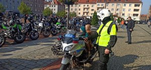 dzieci na policyjnym motocyklu z policjantem