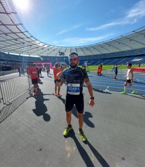 policjant ukończył maraton na Stadionie Śląskim