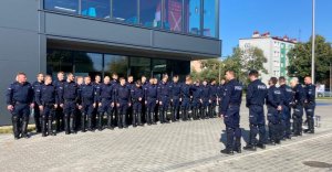 Nieetatowy Pododdział Policji na placu przed lodowiskiem