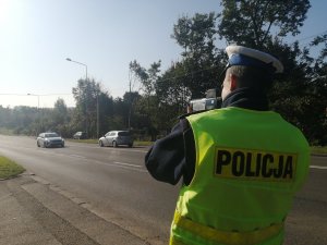 policjant kontroluje prędkość