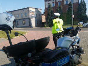 motocykl policyjny i policjant dokonuje pomiaru prędkości