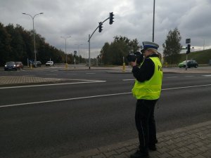 policjantka dokonuje pomiaru prędkości