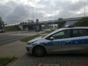 Policjant w radiowozie przy Drodze Krajowej numer 11