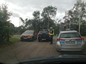 Policjant Wydziału Ruchu Drogowego zatrzymał pojazdy do kontroli