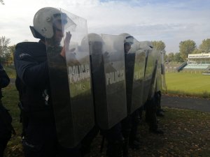 policjanci z tarczami na stadionie