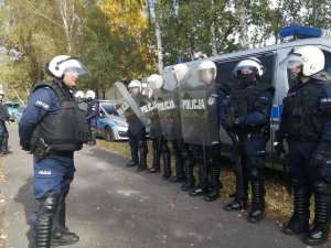 dowódca mówi do policjantów