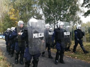 policjanci z tarczami idą drużynami na ćwiczenia