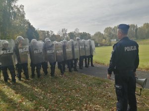 prowadzący szkolenie mówi do policjantów