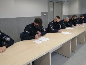 policjanci piszą egzamin