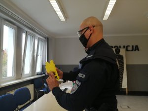 policjant przegląda taser