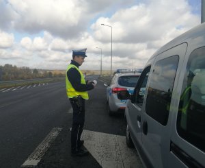 Policjant kontroluje pojazd