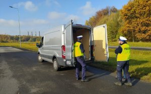 Policjanci ruchu drogowego sprawdzają pojazd co jest w nim przewożone