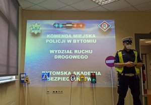 Policjant ruchu drogowego na prelekcji