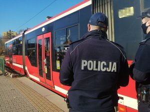 Policjanci przy tramwaju