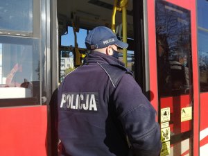 Policjant wsiada do tramwaju