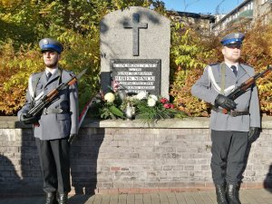 Pomnik poległego na służbie policjanta i warta honorowa