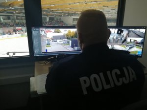 Policjant przegląda monitoring na lodowisku