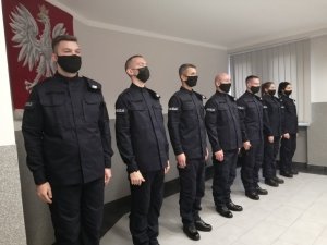 Policjanci stoją w rzędzie na świetlicy komendy