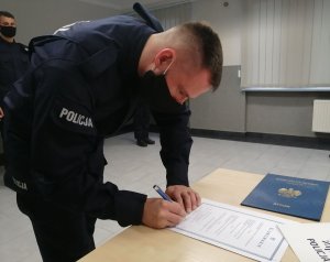 Policjant podpisuje ślubowanie