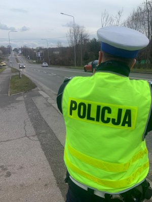 Policjant kontroluje prędkość