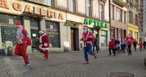 Biegną uczestnicy biegu przebrani w strój Świętego Mikołaja