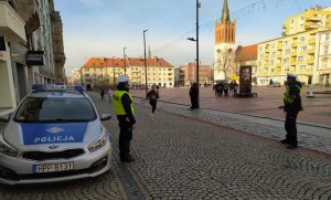 Policjanci czuwają nad bezpieczeństwem biegaczy, widoczny radiowóz