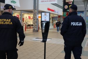 w centrum handlowym policjant i strażnik miejski