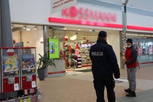 Policjant w centrum handlowym rozmawia z mężczyzną