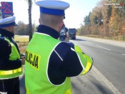 Policjanci ruchu drogowego patrzą na jadące pojazdy