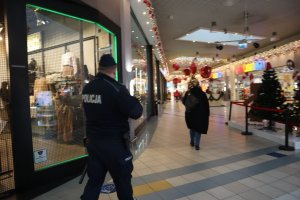 Policjant kontroluje galerię handlową