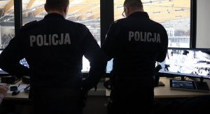 Policjanci na stanowisku dowodzenia lodowisko