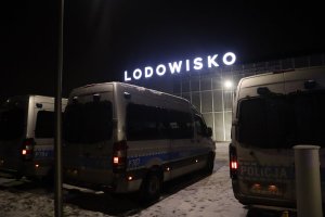 Radiowozy stojące przed lodowiskiem